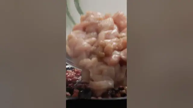 Video thumbnail for Bifinhos com cogumelos  e natas vegetais caseiras - Link da receita na descrição do vídeo