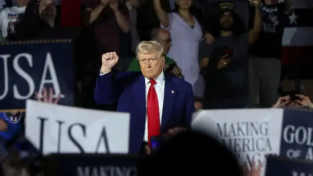 Video thumbnail for US President Trump praises performance at rally marking 100 days in office
