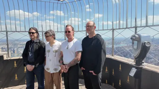 Video thumbnail for NY: Weezer Visit the Empire State Building 4.