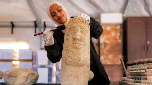 Video thumbnail for Palestinians race to save Gaza’s ancient artefacts from the rubble