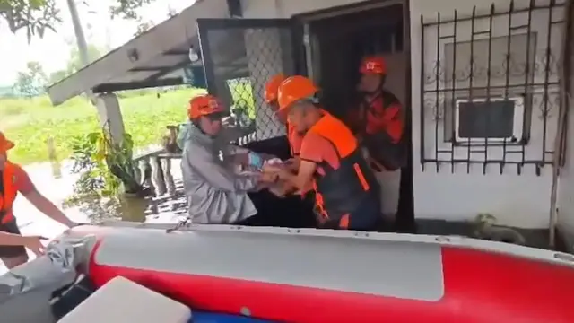 Video thumbnail for Philippines: Coast Guard evacuates 79-year-old resident in Pampanga.