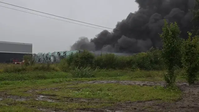 Video thumbnail for Russia: Massive fire breaks out at logistics center in St. Petersburg.