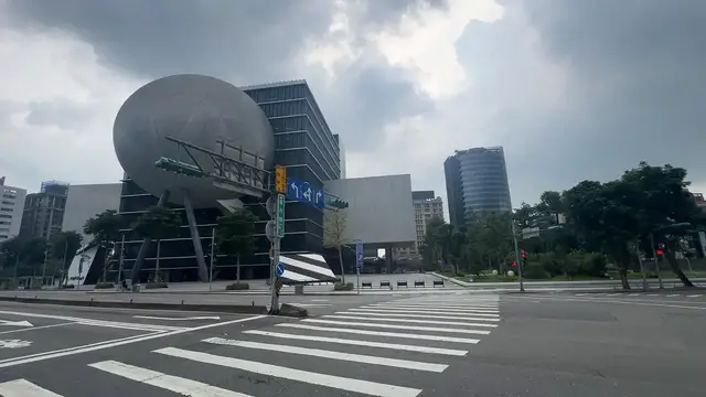 Video thumbnail for Taiwan: Taipei residents take shelter during air-raid dril.