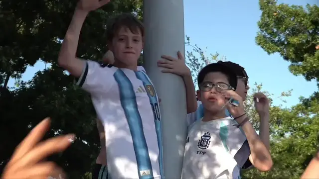 Video thumbnail for US: Fans gather ahead of Argentina-Jordan World Cup clash in Dallas.