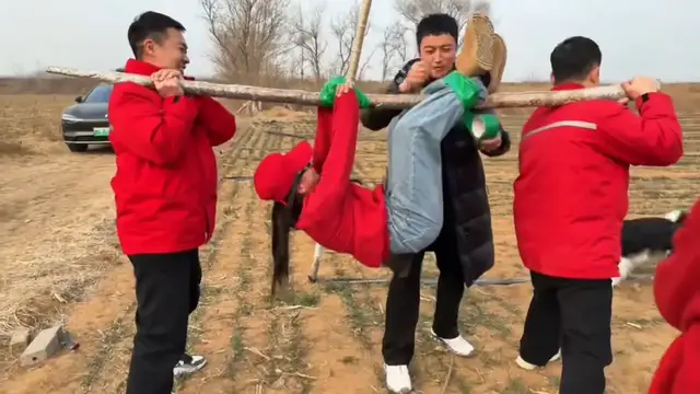 Video thumbnail for Hilarious Pole-Carrying Prank Fails in China