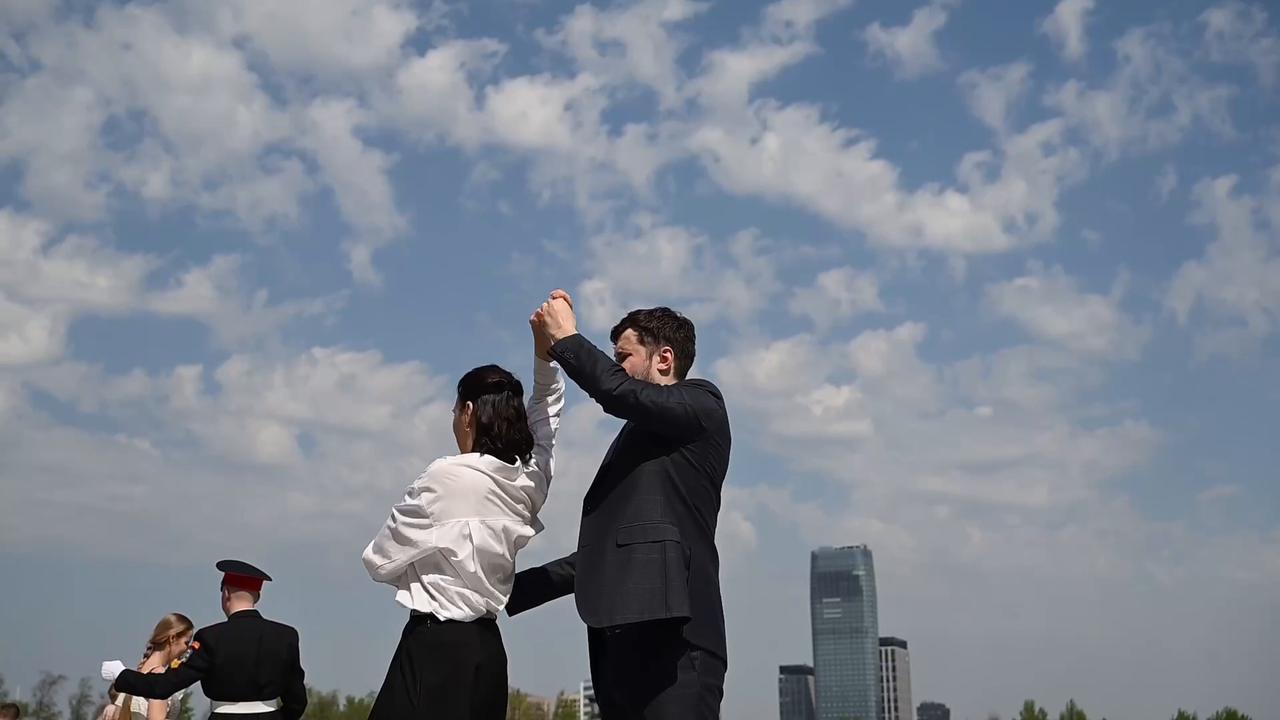 Video thumbnail for Russia: “Victory Waltz” dance performed in Moscow.