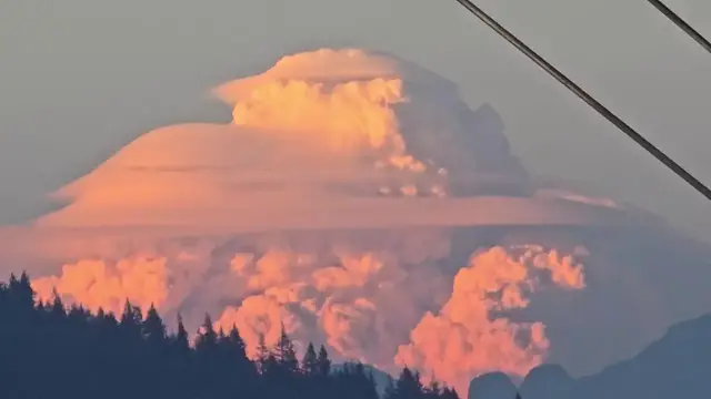 Video thumbnail for Canada: Fast-Moving Anderson Creek Fire Burns Over 4,000 Hectares Near Boston Bar, B.C..