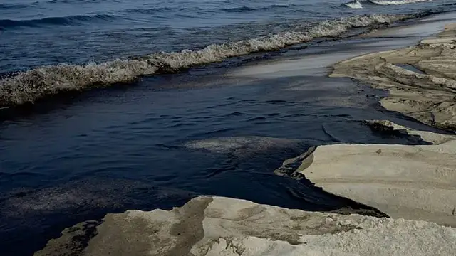 Video thumbnail for Oil slick from Strait of Hormuz reaches UAE's northern coast