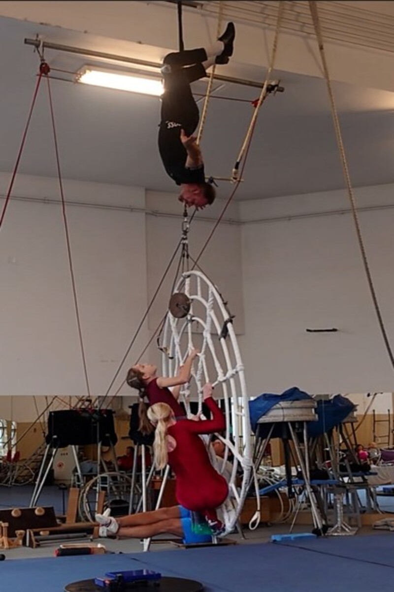 Video thumbnail for Heaviest weight held with the teeth while suspended upside down  192.84 kg (425.13 lbs) by Leonardo Costache