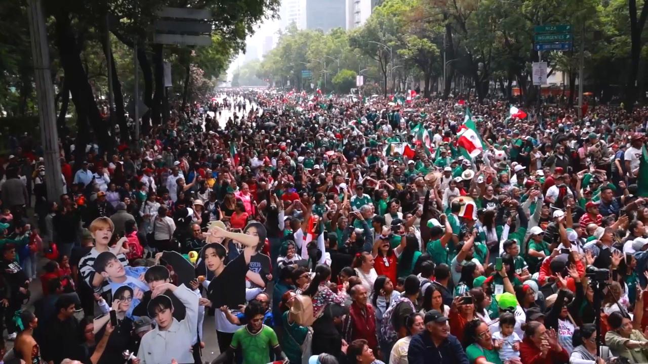Video thumbnail for Mexico: Soccer fans in Mexico City attempt world record for largest Mexican wave.