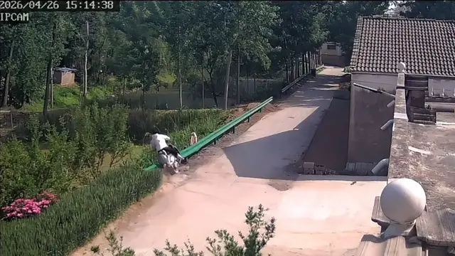 Video thumbnail for E-Scooter Crash Sends Kids Tumbling in Anhui