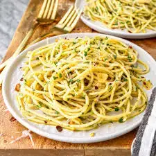 Video thumbnail for Pasta Aglio e Olio (Garlic and Olive Oil)