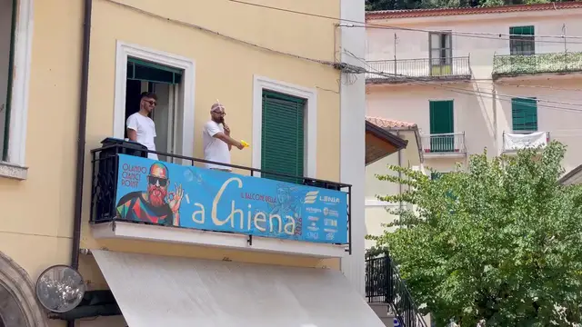 Video thumbnail for Italy: Campagna holds annual 'La Chiena' water tradition in Italy.