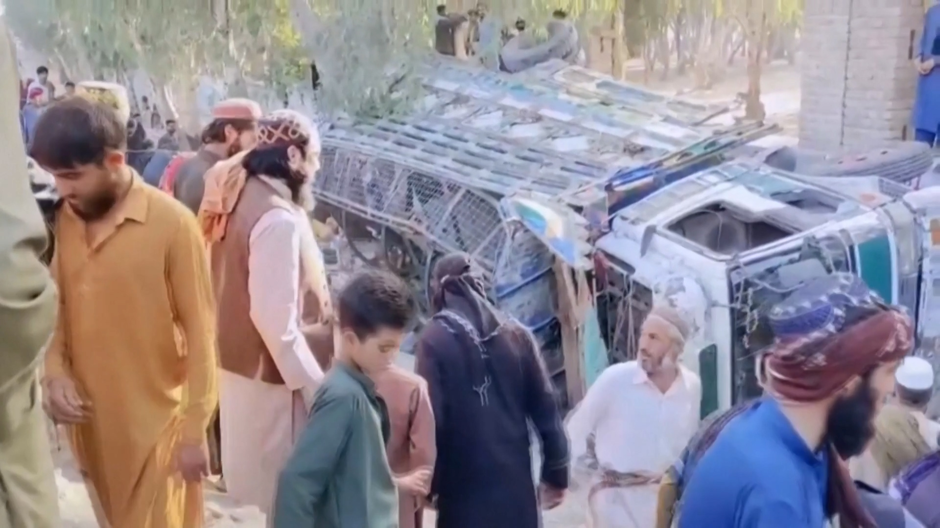 Video thumbnail for 22 killed as truck carrying refugees overturns in Afghanistan