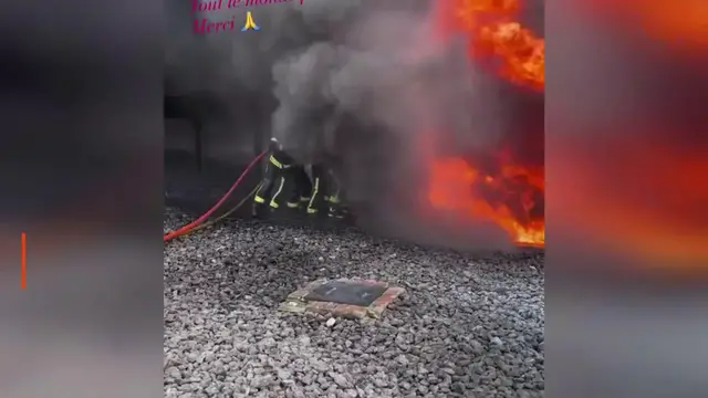 Video thumbnail for Laura Smet et Julien Courbet soutiennent les pompiers du Cap Ferret.