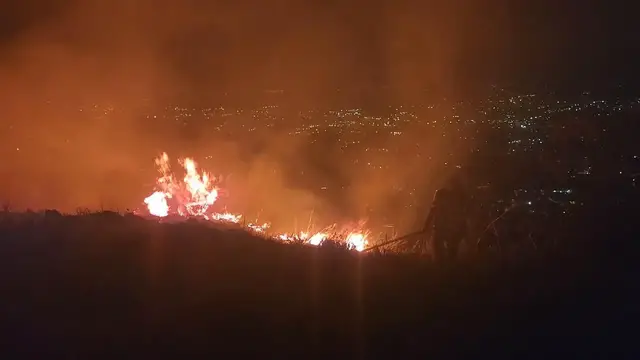 Video thumbnail for Colombia: Firefighters mobilize in Cali as wildfire threatens neighborhood homes.