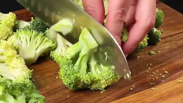 'Video thumbnail for 🧠🥦 Keto Crackers for the Heart and Brain  The Perfect Snack  Ready in 5 Minutes (720P HD)'