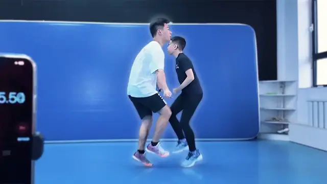 Video thumbnail for Most skips over a single rope in one minute by a pair - 250 by Fang Zhihao and Gu Zizheng
