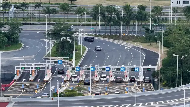 Video thumbnail for China: Over 80,000 HK, Macao vehicles enters mainland via Hong Kong-Zhuhai-Macao Bridge during National Day holiday.