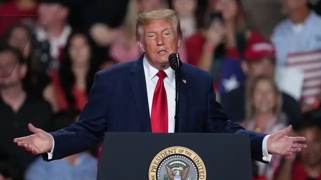 Video thumbnail for Trump interrupted by protesters at Texas rally