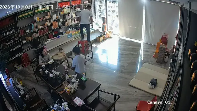 Video thumbnail for Man Falls After Chairs Tip Over in Guangdong Store