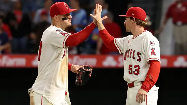 Video thumbnail for Kansas City Royals vs. Anaheim Angels: LA Playing Good Baseball
