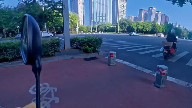 Video thumbnail for E-Bike Rider Crashes into Bollard in Shaanxi