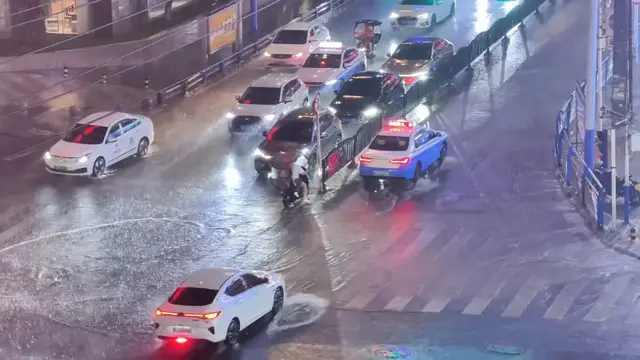 Video thumbnail for E-Bike Riders Dodge Crash in Torrential Rain in Guizhou