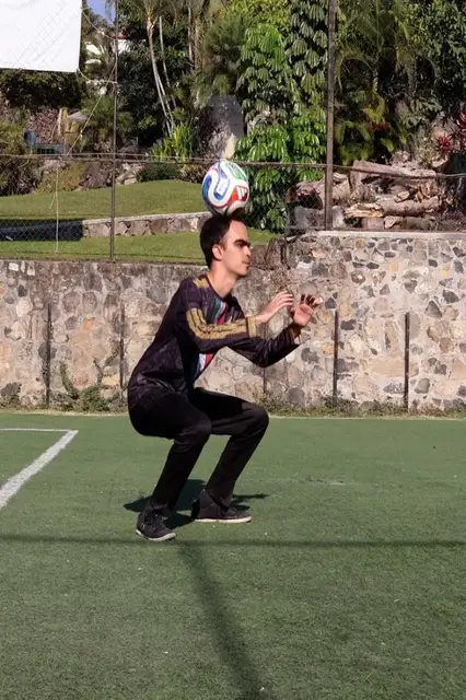 Video thumbnail for Most squats while balancing a football on the head in one minute - 40 by Erick Michel Secin Peña