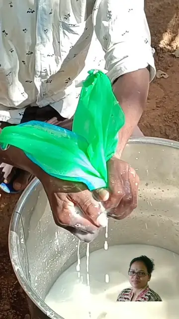 Video thumbnail for हंडिया, झारखंड की चावल बीयर Handia or handiya, Jharkhand's Rice Beer