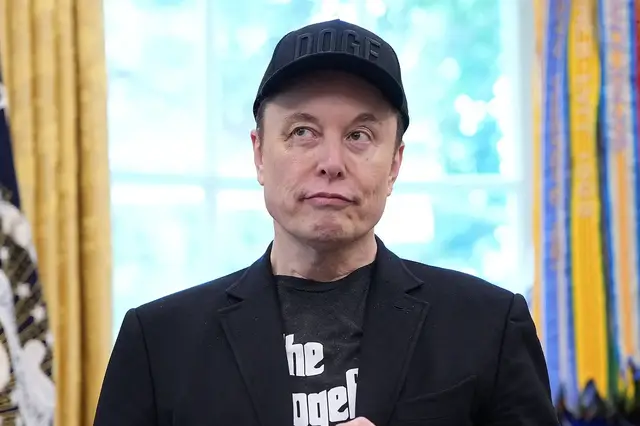 Video thumbnail for Trump gives Musk key to White House as he leaves administration
