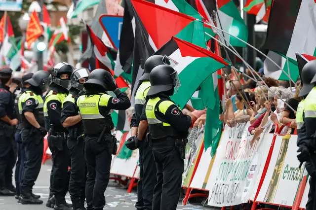 'Video thumbnail for Pro-Palestinian protesters disrupt Spanish cycling race'
