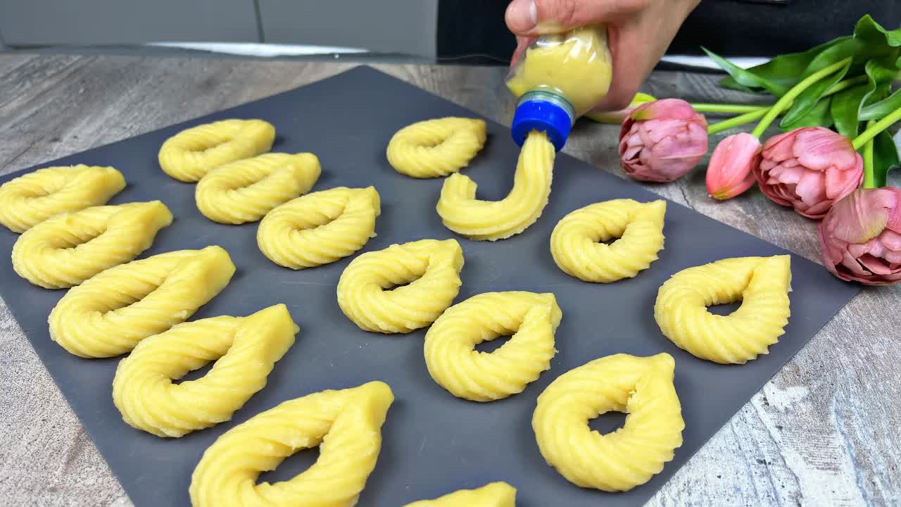 Video thumbnail for Do you have flour and used bottles at home? The whole world is crazy about this recipe!!!