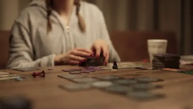 Video thumbnail for Faustine Bollaert déculpabilise les parents sur cette activité avec les enfants.