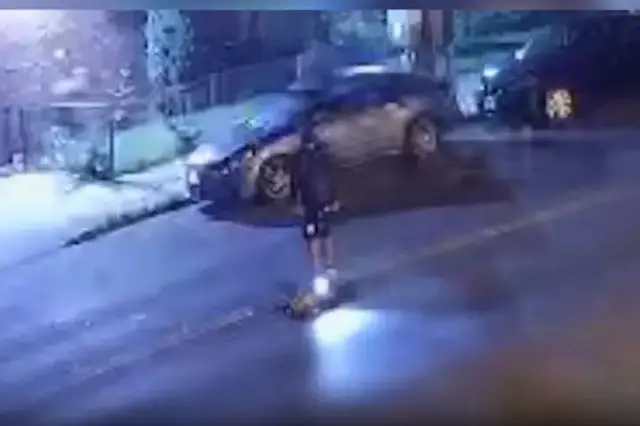 Video thumbnail for Sewer mystery reaches the Bronx: Video shows men climbing out of manhole in Wakefield