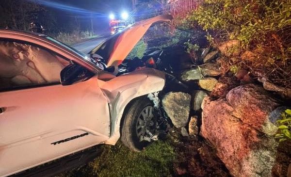 Video thumbnail for Pickup truck crashes into stone barrier in Putnam County, driver walks away
