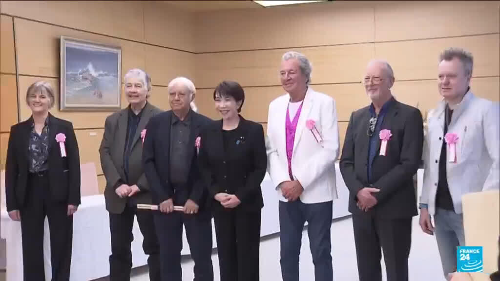 Video thumbnail for Deep Purple rocks Japanese PM's office