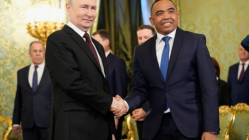 Video thumbnail for Putin welcomes Madagascar's President, pledges expanded cooperation