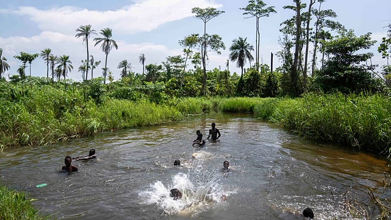 Video thumbnail for DRC: Maurice Pellosh's clients rediscover their portraits in documentary