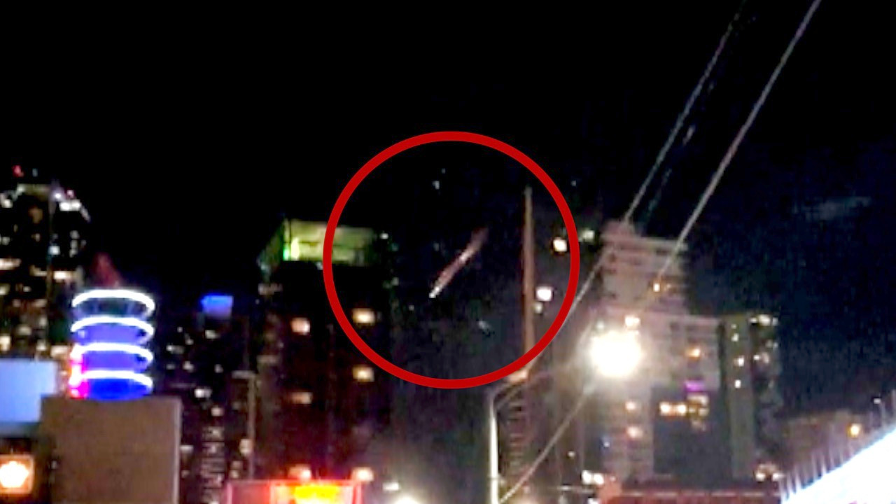 Video thumbnail for Giant Fiery Debris Ball Filmed Falling in Melbourne