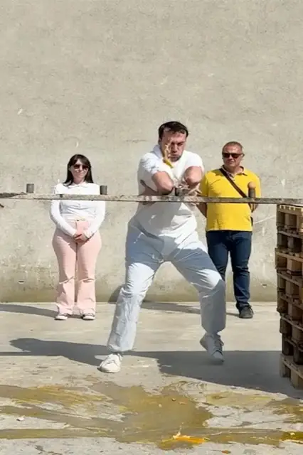Video thumbnail for Fastest time to crush 10 eggs with elbows pointing forwards - 6.63 seconds by Mario Lampugnani