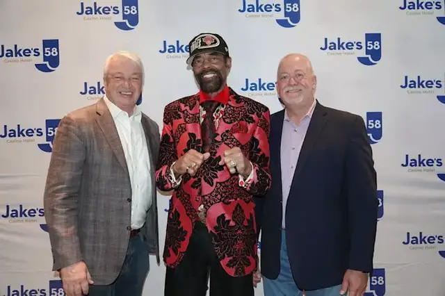 Video thumbnail for Knicks legend joins fans at meet-and-greet in Hauppauge