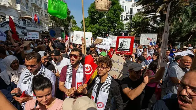 Video thumbnail for Tunisian journalist sentenced to four years in jail on terrorism charges