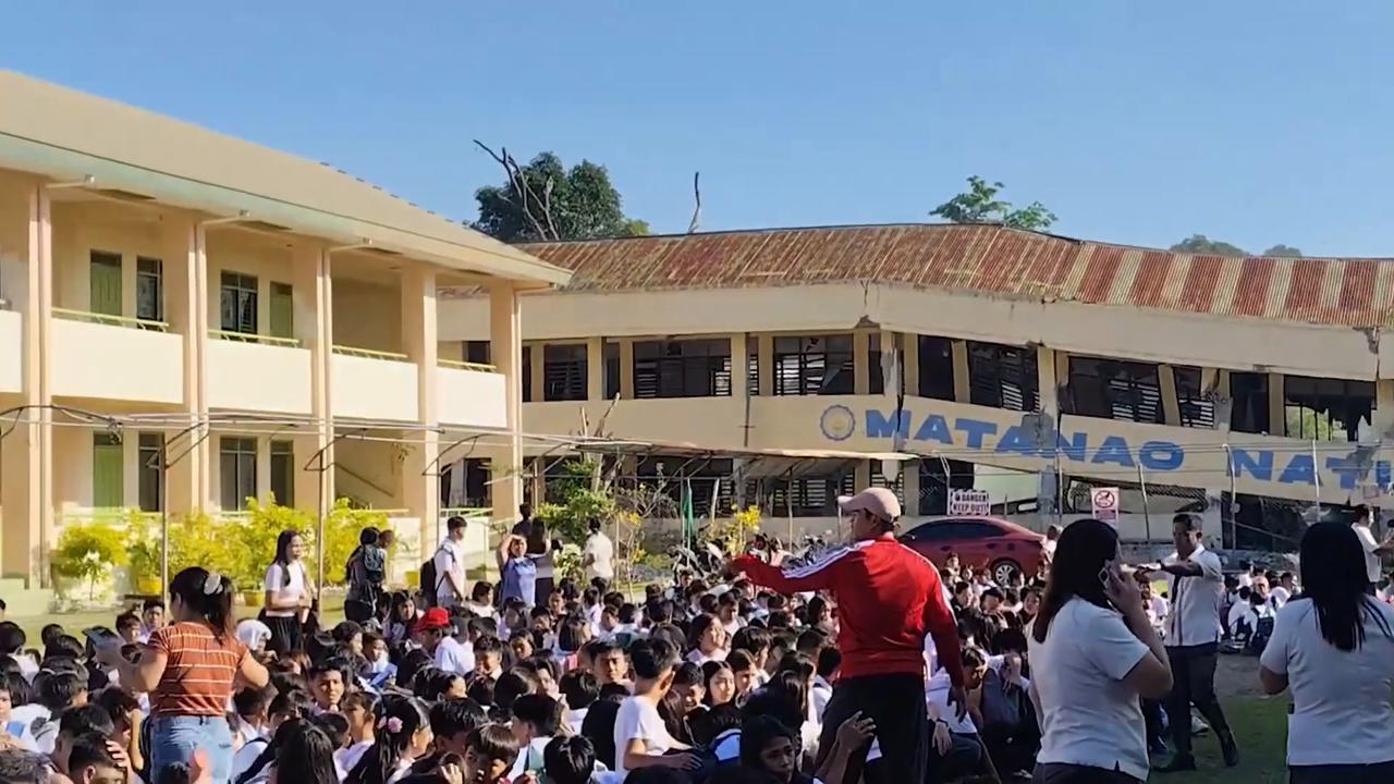 Video thumbnail for Thailand: MOMENT - Students scramble for safety as 7.8-magnitude quake rocks Philippine school.