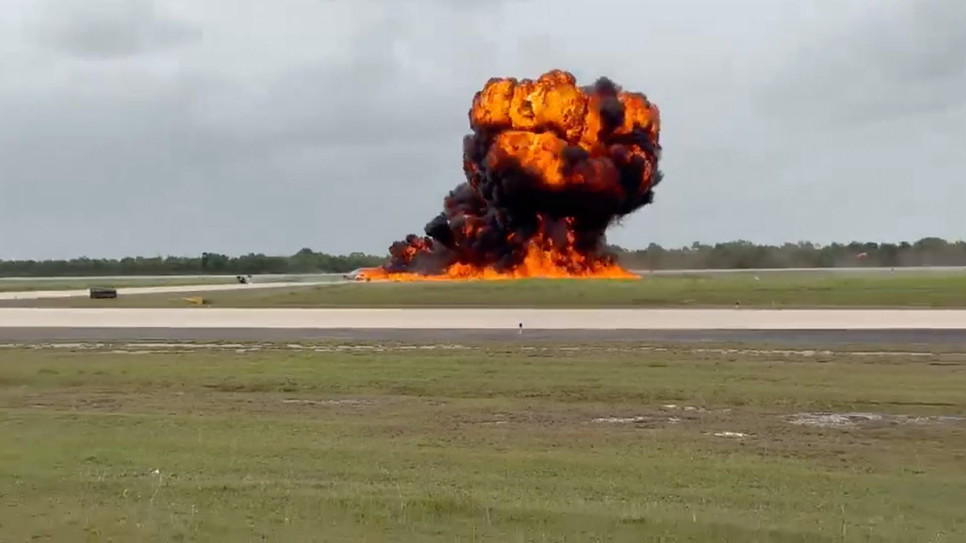 Video thumbnail for Texas-bound private jet crashes during emergency landing in Dominican Republic