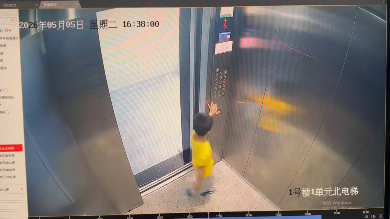 Video thumbnail for Boy trapped in elevator after stick gets caught in door in Henan, China