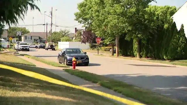 Video thumbnail for Nassau police investigate family disturbance that injured 1 in North Massapequa