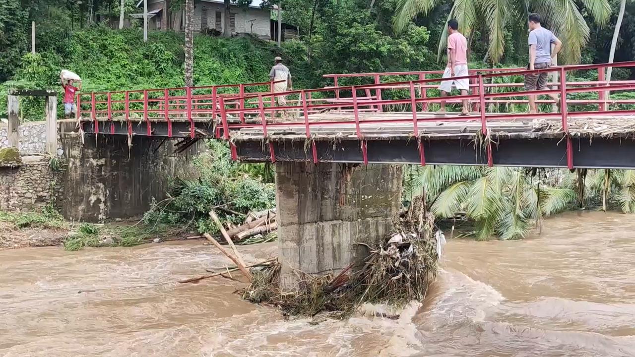 Video thumbnail for Indonesia: Severe flooding causes widespread destruction in Indonesia.