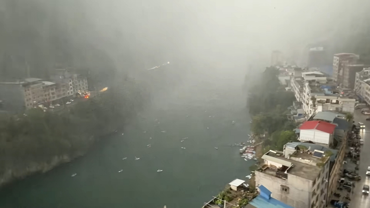 Video thumbnail for Sudden Storm Dashes Paddleboarders on Hongshui River