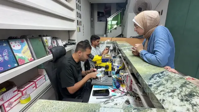 Video thumbnail for Israeli restrictions fuel mobile phone and spare parts crisis in Gaza.
